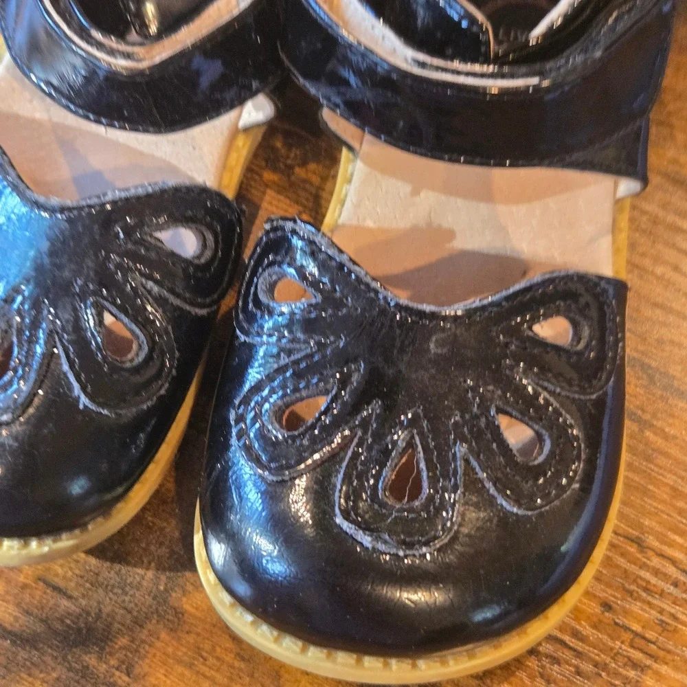 Livie & Luca Black‎ Patent Leather Flower Cutout Mary Jane Sandals Kids Size 10